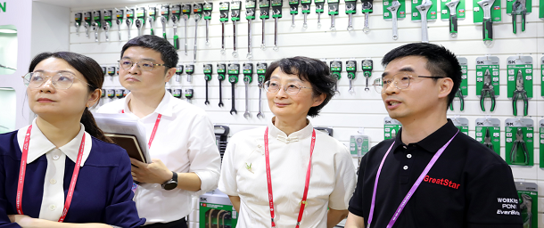 中國對外貿(mào)易中心主任朱詠一行蒞臨巨星科技廣交會展位參觀調(diào)研