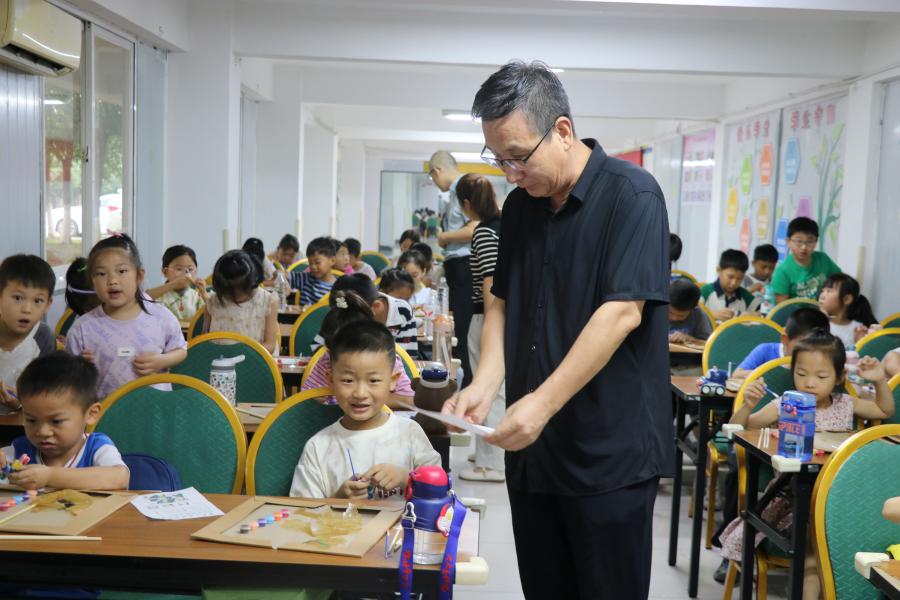 1753851447299509F8AE.jpg 童心傳承非遺 黨員助力皮影藝術 - 5.jpg